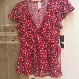 🌹 NWT V-neck red flower shirt 🌹